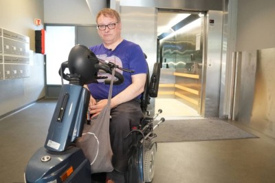 Ble nektet å bruke rullestol i egen boligblokk: – Nedrig