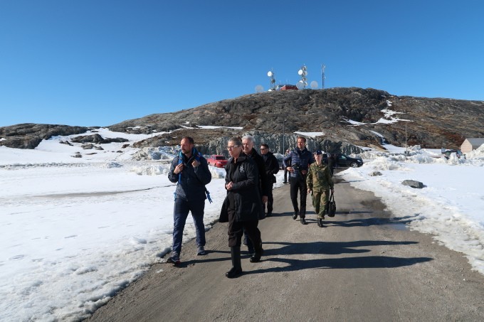 Før Kronprinsen og ekspedisjonen dro opp på Grønlandsisen besøkte de Isfjordsenteret i Ilulissat. Der fikk de blant annet en orientering om klimaforskningen i Grønland. Foto: Ane Mette Sandgreen, Avannaata kommune.