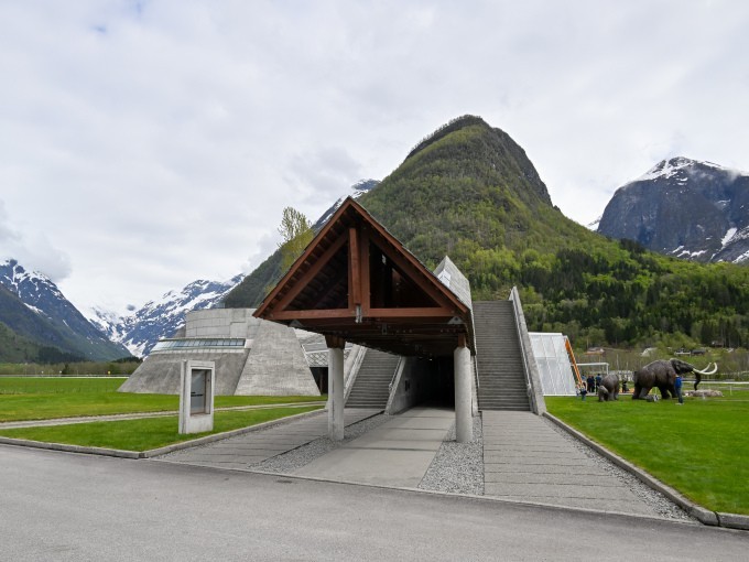 Norsk Bremuseum i Fjærland. Bygningen er tegnet av den verdenskjente arkitekten Sverre Fehn. Foto: Sven Gj. Gjeruldsen, Det kongelige hoff