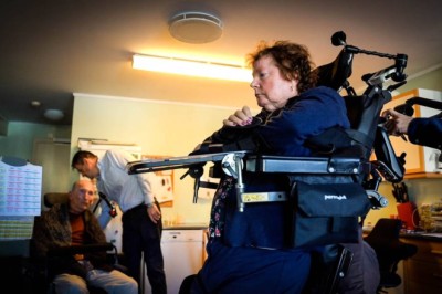 Oddlaug får ikke innvilget stårullestol av Nav fordi armene er lammet