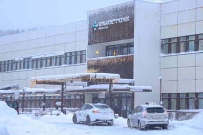 Innesnødde ansatte får støtte av politikere: – Dette er smålig