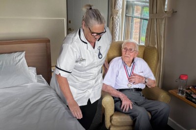 Minste­pensjonist gir krigs­seiler 200.000 kroner. Mener regje­ringen er feig.