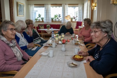 Blir nektet alkohol på seniorsenteret: - Umyndiggjøring