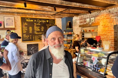 Færre gründere: Eivind og Kamilla satser på Kjærlighet café i Farsund